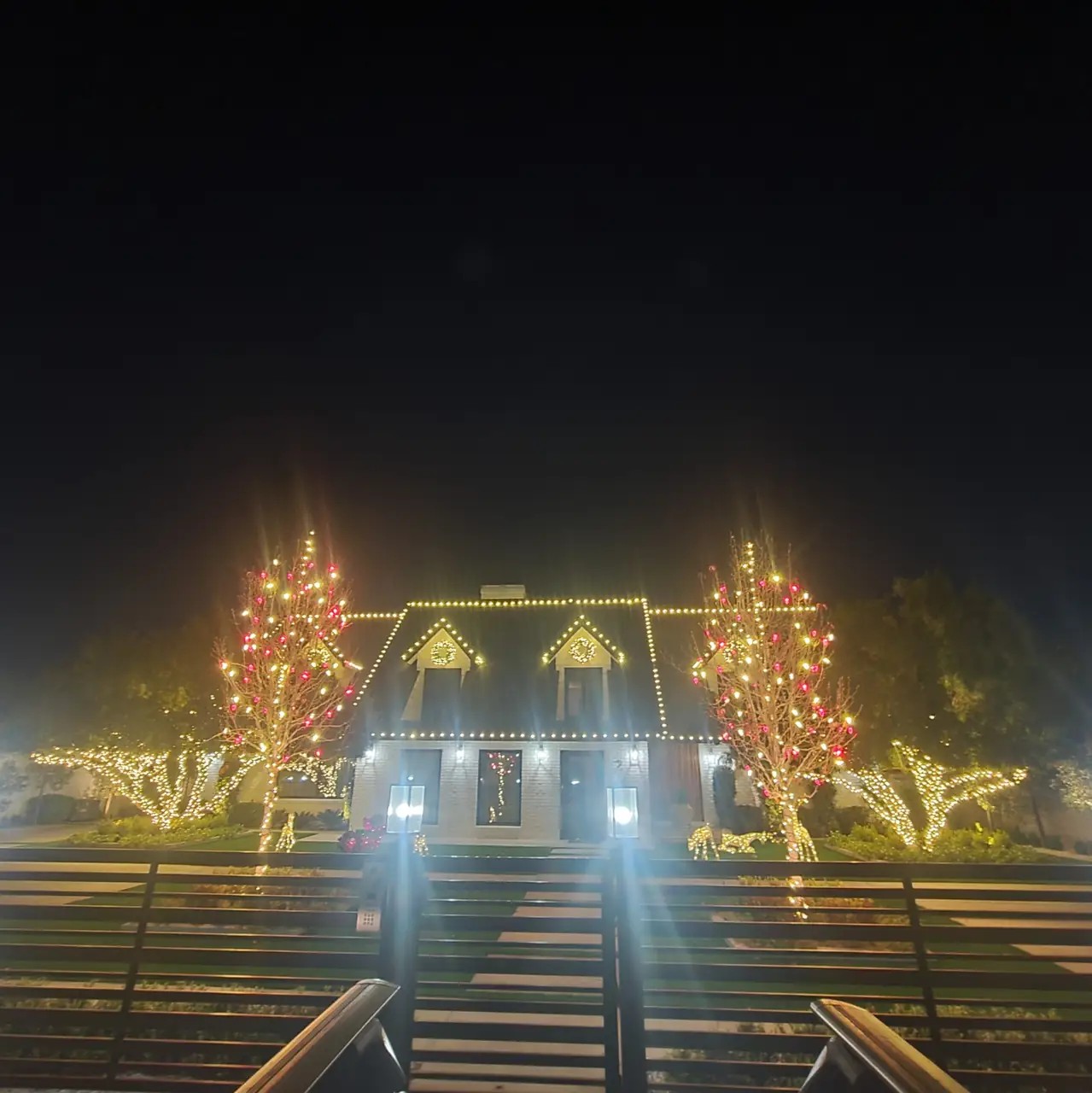 Custom home holiday lighting